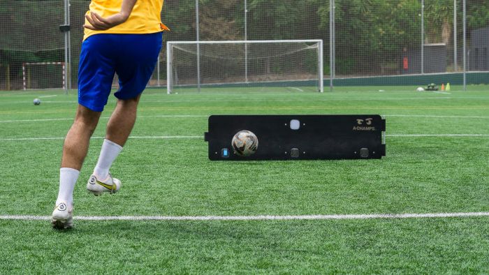 Peran Teknologi: Inovasi Dalam Dunia Sepak Bola Modern